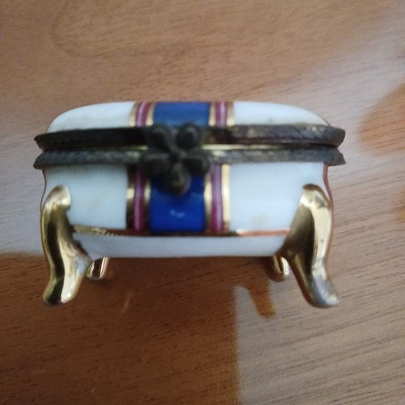 Vintage Porcelain Art Trinket Pill Box Hand Painted Small 2" Marked - Picture 8 of 11